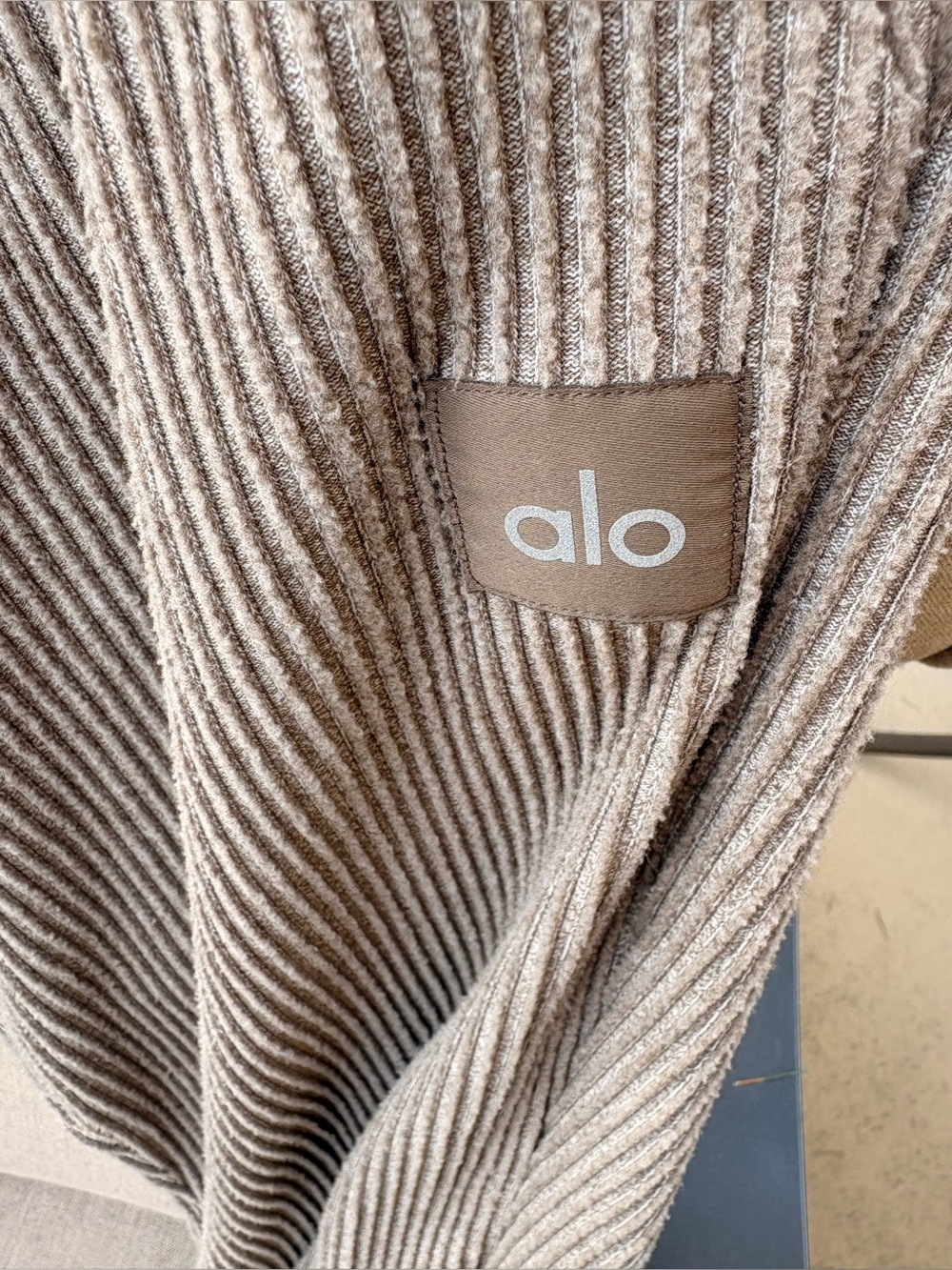 ALO Yoga Muse Sweatpants, size M - Picture 7 of 7